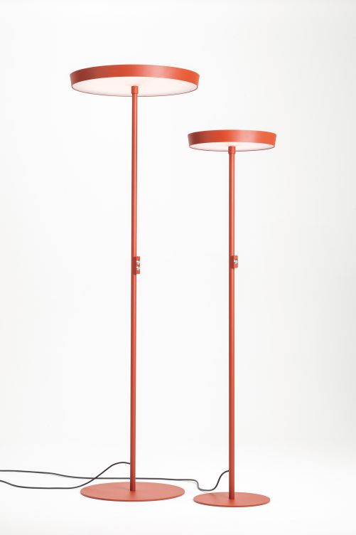 Schätti Leuchten ist der jüngste Firmenzweig und wurde 2012 ins Leben gerufen. Als Stehleuchte sorgt «Circular F» für ein atmosphärisches Licht. Die Leuchten lassen sich dimmen und sind in 10 Gehäusefarben erhältlich.