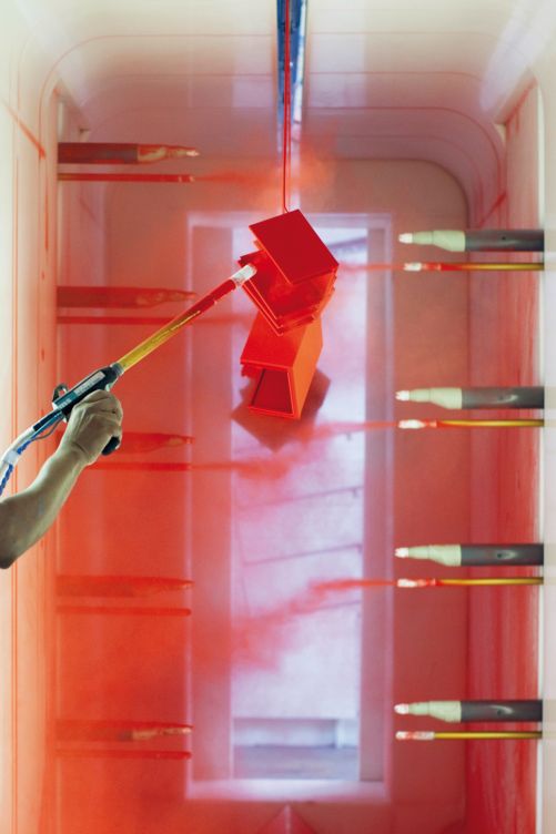 Die Fertigung aller Metallprodukte erfolgt seit 1936 im Firmensitz im glarnerischen Schwanden.