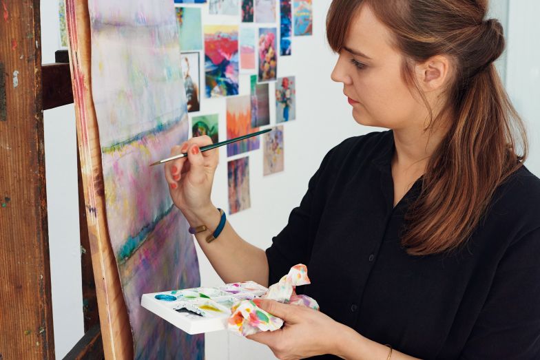 Um einen Entwurf für die Living Colors-Kollektion vorzulegen, müssen die Designerinnen beides beherrschen: die Arbeit am Computer, aber auch das Handwerk am Zeichentisch.