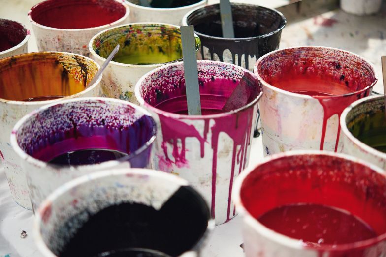 Ob mit Buntstift oder Pinsel: Für die Kollektion «Living Colors» ist Handarbeit gefragt. Ehe eine Serie vollständig fertig ist, vergeht gut ein Jahr.