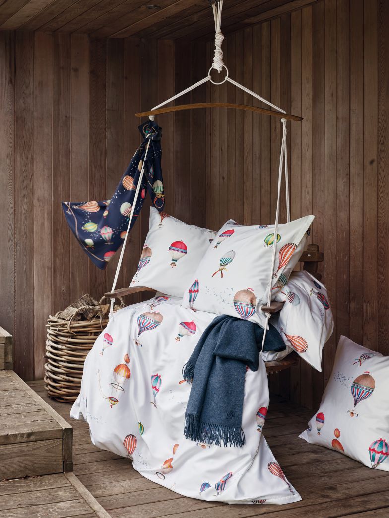 Die Originalzeichnungen der Ballons von Carola Bachmann Helbling, die so auch das Erstlingswerk Jule Vernes schmücken könnten, werden im Archiv des Schweizer Traditionsunternehmens aufbewahrt. Kollektion «Bon Voyage».