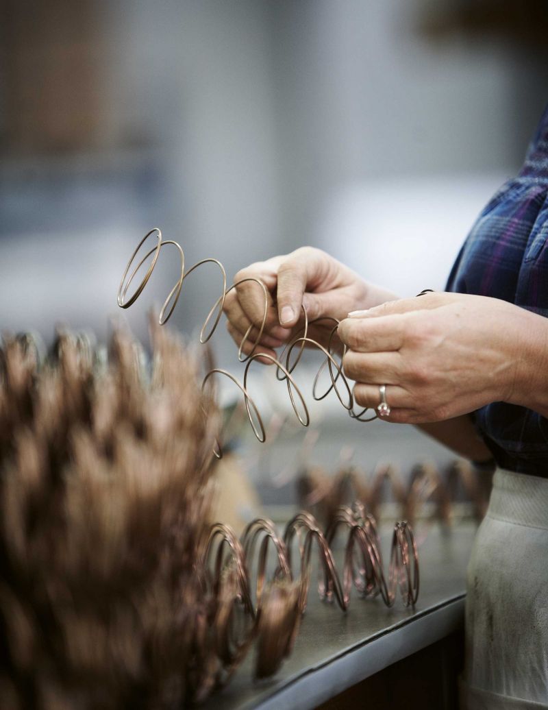 «Handmade in Germany» – die Bettenmanufaktur fertigt in reiner Handarbeit Unikate, die einen erholsamen Schlaf garantieren. Dabei wird traditionelles Handwerk mit hoher Innovationskraft verbunden. Im Bild: Die Federn werden von Hand längs in die Matratzen integriert, um einen optimalen Druckausgleich beim Liegen zu ermöglichen.