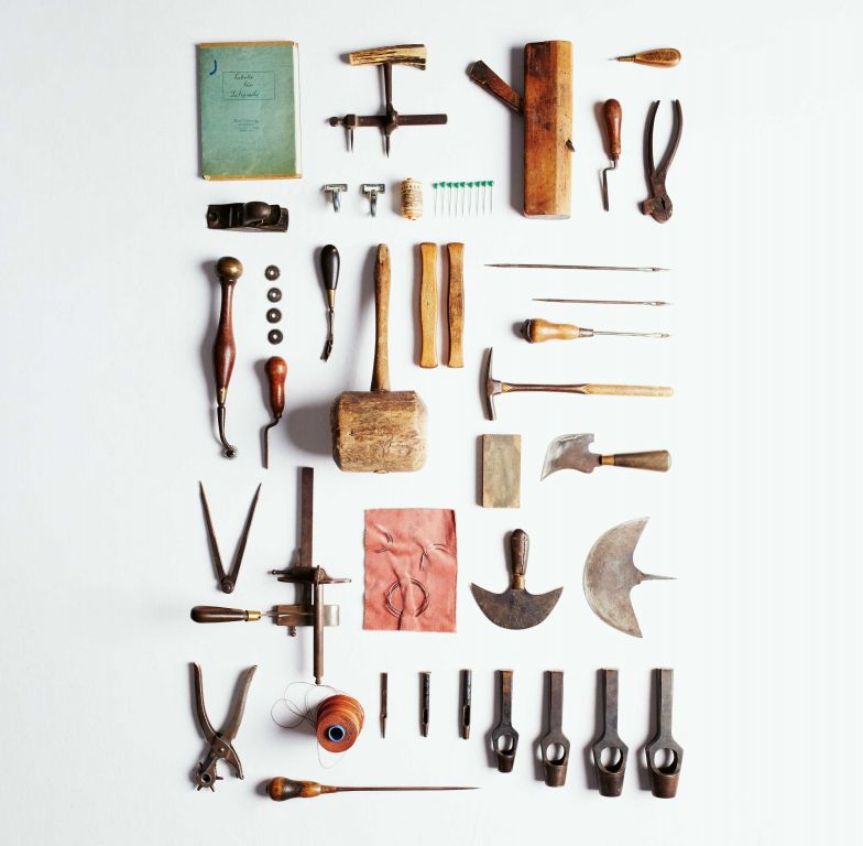 Antike Werkzeuge für die Matratzenfertigung. Einige davon sind auch heute noch im Einsatz.