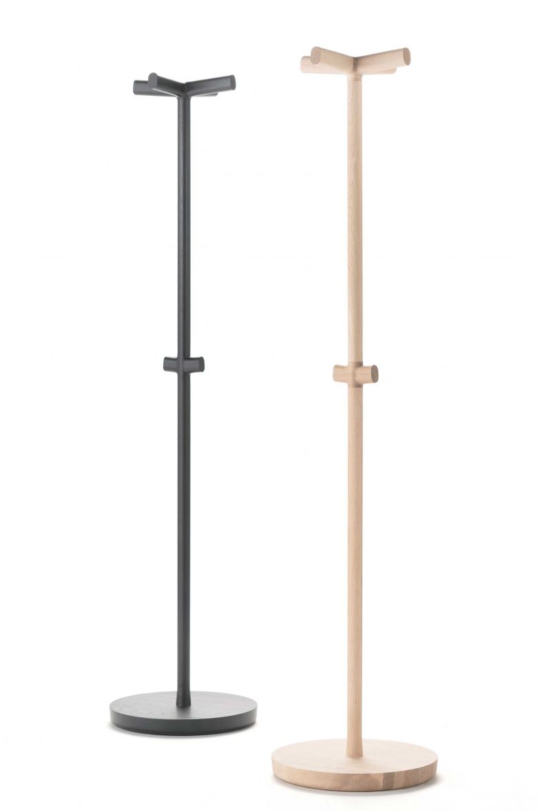 Dimitri Bähler  «Port» ist nicht die erste Zusammenarbeit zwischen dem Westschweizer Designer und dem japanischen Holzmöbelhersteller. Der Garderobenständer überzeugt durch formale Schlichtheit, aber auch durch seine handwerklich hochwertige Ausführung – Werte, die sowohl hierzulande als auch in Japan Tradition haben. Dimitri Bähler betreibt seit zehn Jahren sein eigenes Studio in Biel. 2014 präsentierte der ECAL-Absolvent seine Entwürfe zum ersten Mal einem internationalen Publikum an der Messe Imm in Köln. Seitdem hat er viel erreicht und für Marken wie Hay, Atelier Pfister oder Moustache gestaltet. DIMITRIBAEHLER.CH / KARIMOKU-NEWSTANDARD.JP