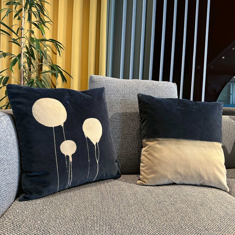 Wiedemann  Mettler Pascale Wiedemann und Daniel Mettler arbeiten seit 2001 zusammen. Jüngst gelang es dem deutschen Möbelhersteller Walter Knoll, das aus Graubünden stammende Künstlerpaar für eine Zusammenarbeit zu gewinnen. Ihre limitierte Kissenkollektion sehen Wiedemann Mettler als «textiles Kunstwerk» mit einem «Einfluss auf Räume, wohin Bilder nicht reichen». Dabei wird das Textil nicht eingefärbt, wie man vielleicht auf der ersten Blick meinen könnte. Vielmehr wird dem Stoff durch eine spezielle Technik Farbe entzogen. Die so entstandenen Sujets rufen tatsächlich ganz eigene Bilder hervor und erinnern an fliegende Luftballons oder Werke von Mark Rothko. WALTERKNOLL.DE / WIEDEMANNMETTLER.CH