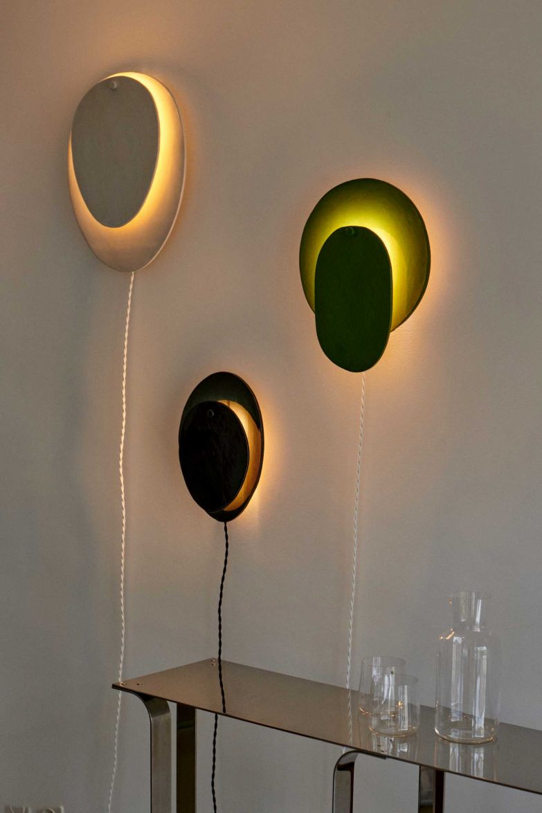 Nadine Ottawa Studio Norma ist das Label von Nadine Ottawa. Die studierte Produktdesignerin aus Zürich arbeitete in den letzten Jahren hauptsächlich als Modefotografin, fand dann aber doch zu ihren beruflichen Anfängen zurück. Sie hegt eine Leidenschaft für die Arbeit mit Ton. Auf verschiedene Projekte für die Hotellerie und Gastronomie wie das Restaurant Modo und die Bar Sacchi in Zürich oder das Hotel du Mouton in Porrentruy folgte im vergangenen Jahr eine Ausstellung in der Zürcher Galerie Okro. Seither sorgt sie mit ihren in der Schweiz handgefertigten Wandleuchten aus Keramik und Eichenholz auch in privaten Räumen für stimmungsvolles Licht. STUDIO-NORMA.CH