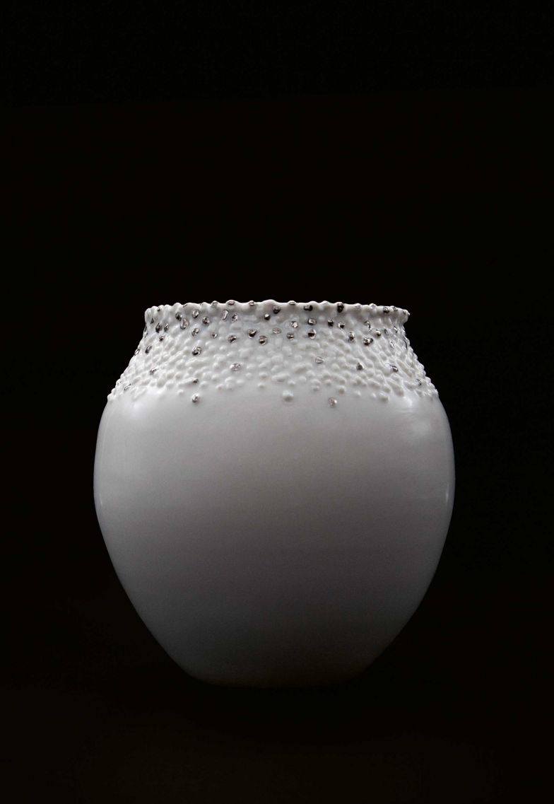 Claire Burgy Hinter dem jungen Label Feu steht eine Moderatorin des Westschweizer Fernsehens RTS. Claire Burgy entdeckte ihre Leidenschaft für Ton bei Béatrice Deschenaux, einer der wenigen Keramikerinnen in der Westschweiz, die das Drehen von Porzellan lehrt. Im Alter von 40 Jahren verspürte die Journalistin das Bedürfnis, sich kreativ zu betätigen. Das Ergebnis ist eine Serie von Tellern, Vasen und Schalen mit zarten Konturen, die Claire Burgy manchmal mit Gold- oder Platinglanz veredelt. Fotos: Nathaniel Baruch. @poterie_feu