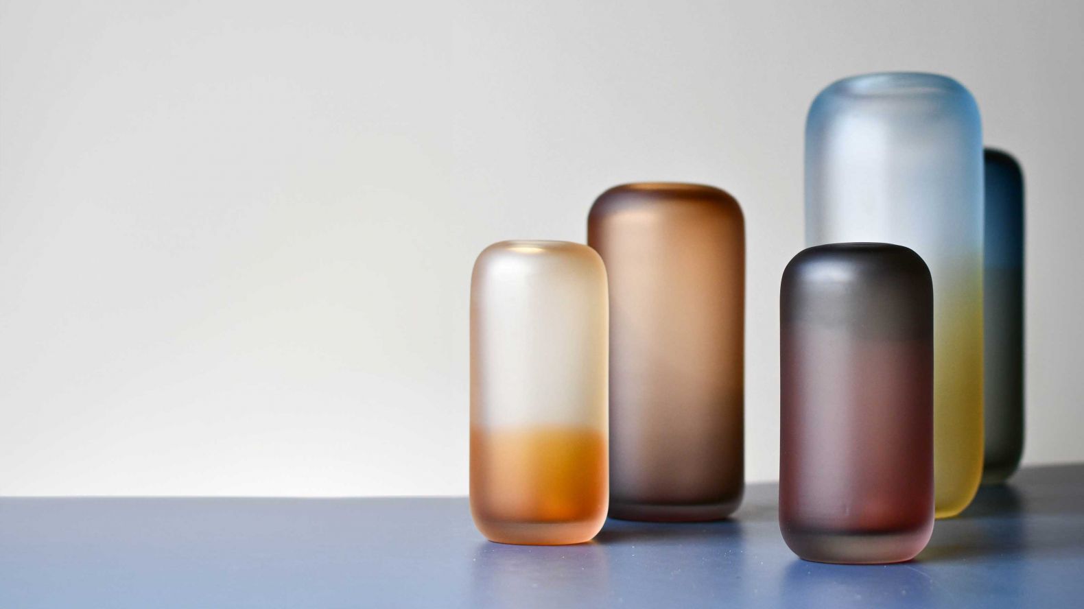 Laura Sattin Die Liebe zum Glas wurde ihr in die Wiege gelegt: Laura Sattins Grosseltern – und später auch ihre Eltern – betrieben seit den 1940er-Jahren ein Geschäft in Vicenza, in dem sie Kronleuchter und Objekte aus Muranoglas verkauften. Während ihres Architekturstudiums in Venedig arbeitete die Designerin an einem Glasset, mit dem sie gleich einen Wettbewerb gewann. Seither ist viel Schönes aus Glas entstanden, immer in enger Zusammenarbeit mit erfahrenen GlasbläserInnen aus Murano oder der Schweiz. Da die Wahl-Baslerin ihre Objekte von Hand anfertigen lässt, sind sie alle Unikate und auf der Unterseite signiert und datiert. Zusätzlich legt sie ein Faltblatt bei, das die Kollektion vorstellt und das Handwerk kurz erklärt. LAURASATTIN.COM 