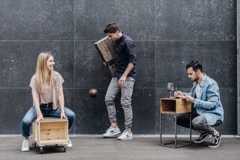 Kabeltrommeln oder Weinkisten? Vor Uniqamo ist nichts sicher, denn das Zürcher Label verarbeitet Gebrauchtes zu Regalen, Beistelltischen und Wohnaccessoires. Dabei sparen Bianca Zimmermann, Eloy van der Sman und Farid Mhedbi nicht nur Rohstoffe, sondern legen auch viel Wert auf eine soziale, lokale und nachhaltige Produktion. Ihre Möbel werden im Behindertenwerk der Stiftung St. Jakob in Zürich gefertigt. UNIQAMO.