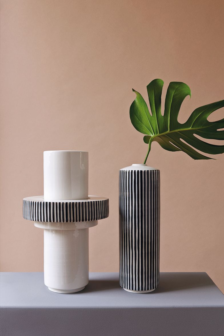 Den Abschluss in Industriedesign in der Tasche ging Isabell Gatzen von Zürich nach Kalifornien, um im Auftrag einer Designagentur Konzepte für Adidas und Geräte für Firmen wie Microsoft und Panasonic zu entwickeln. Seit sie zurück ist, widmet sich die Designerin wieder dem Handwerk und fertigt schöne und funktionale Dinge aus Marmor oder Porzellan, die sie meist nicht für grössere Firmen entwickelt, sondern selbst vertreibt. Für die Porzellan-Edition N°1 beispielsweise gründete sie 2016 zusammen mit ihrem Geschäftspartner Werner Ladinig das Label Atlas Crafts. Fertigen lässt sie die formvollendeten Objekte in einer Manufaktur in Bali, wohingegen das Gestell für den Tisch «The Other Way Round» in Wädenswil produziert wird. Foto links: Nadine Ottawa. ISABELL GATZEN.