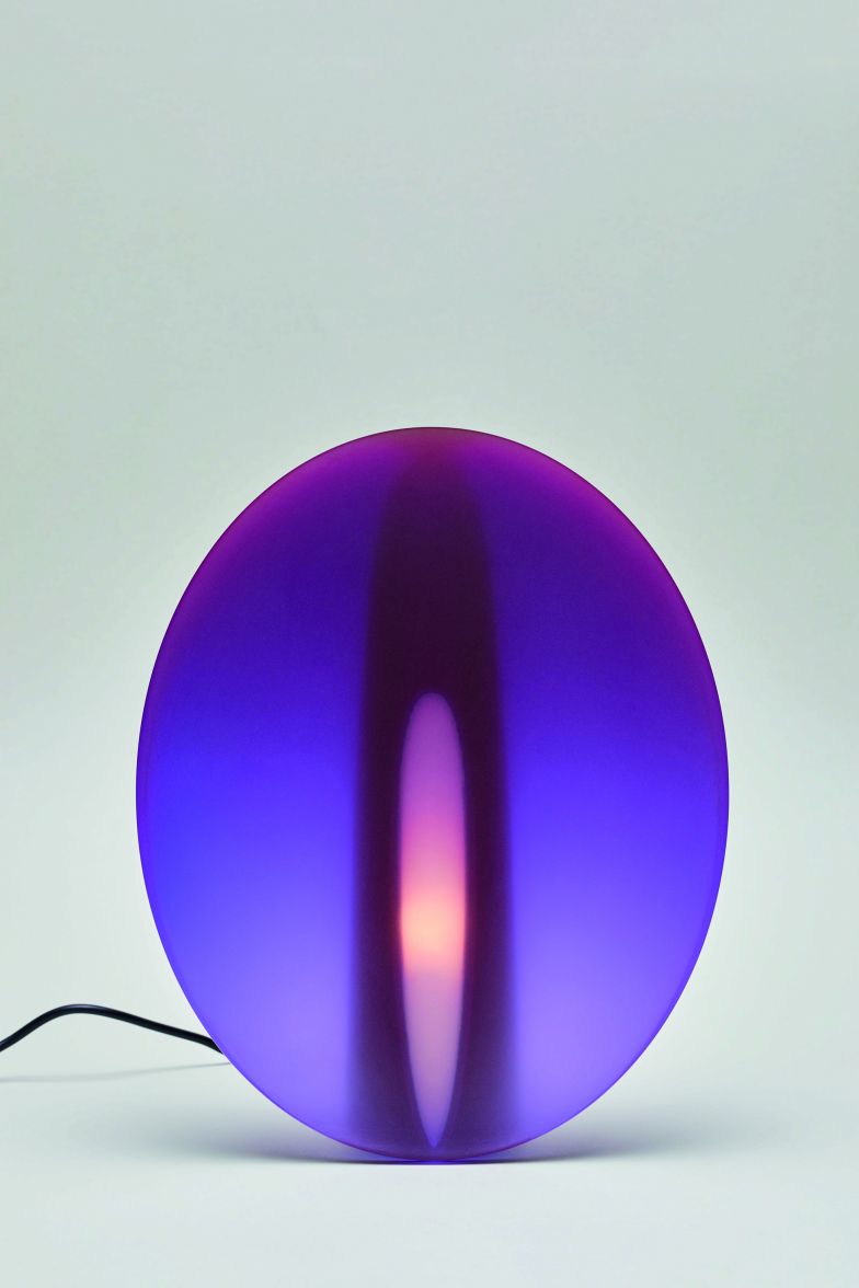 Kunst oder Gebrauchsgegenstand? Die Objekte von Dominic Plueer und Olivier Smitt sind immer beides. Denn die Arbeiten des Designduos aus Basel stellen die Wahrnehmung von Alltagsobjekten infrage. Mit der Leuchte «Plus One» gelingt dies exemplarisch: Für ihr magisches Licht braucht das Objekt aus Epoxidharz weder Lampenschirm noch Kabel oder Leuchtmittel. Fotos: Second Nature Gallery. PLUEERSMITT.