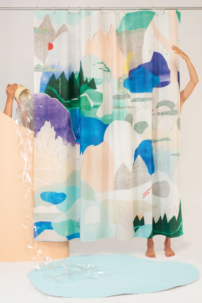 Eva Zuberbühler, Johanna Widmer und Mirjam Huwiler lernten sich während des Textildesign-Studiums an der HSLU Design & Kunst in Luzern kennen. Seit 2014 entwerfen die drei unter dem Namen Kollektiv Vier ganz besondere Duschvorhänge, Badeteppiche, Badvorleger und Tapeten. Materialien und Produktionsstätten wählen sie sorgfältig aus, ohne dass dabei grosse Transportwege entstehen. Foto: Lea Maria Moser. KOLLEKTIV VIER.