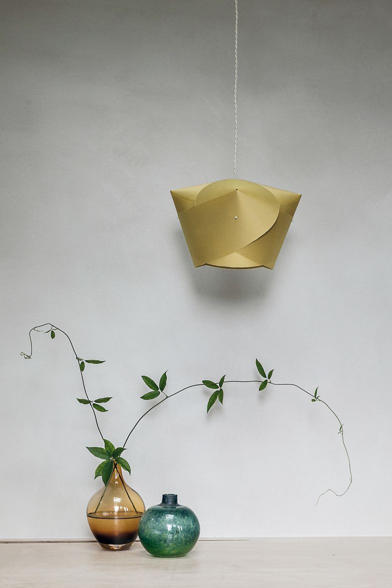 Das Schweizer Herz von Barbara Etter schlägt in London, wohin die Industriedesignerin 2005 auswanderte. Nachdem sie sich lange Jahre bei Tomoko Azumi als Produktdesignerin und Innenarchitektin verdingte, wagte sie 2013 mit dem Studio Volta Projects eigene Wege. Unter dem Label Clar fertigt sie zeitlos minimalistisches Leuchtendesign wie Modell «Ni-Ni Mini», dessen Falttechnik an einen Kimono erinnert. Wie ihr Vorbild trägt das Modell Seide in der Farbe Mirabelle. Foto: Taran Wilkhu. CLAR.