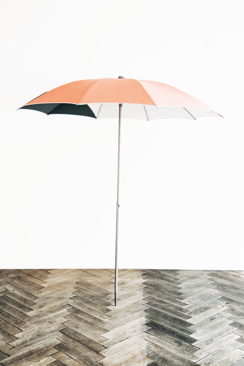 Schweizer Design Made in Italy: Franziska und Nina Mader kennen all ihre Produzenten persönlich. Die Schwestern lassen die Garne für ihre fröhlichen Sonnenschirme in Norditalien spinnen. Rund 100 Kilometer um Novara werden auch die Stoffe und Einfassbänder gewebt, die Komponenten für die Schirmgestelle gefertigt, zusammengebaut und die Schirme konfektioniert, verpackt und für den Export vorbereitet. Dank der cleveren Schnittmuster von Textildesignerin Nina gibt es kaum Abfälle. ATELIER NIMA.