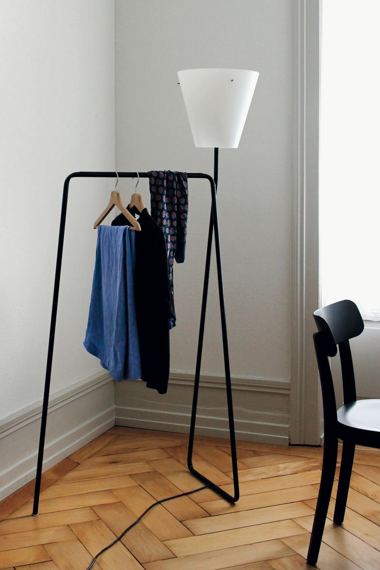 2018 gründeten Nicole Siakandaris und Fritz Jakob Gräber Studio F&N. Ihr aktuelles Projekt entstand bereits vor ein paar Jahren, kommt jetzt jedoch völlig überarbeitet daher. Gebogen aus einem Stück ist «Fos» zugleich Kleiderstange und Stehleuchte. Die einzelnen Teile werden in der Schweiz, Deutschland und Italien von ausgewählten Produzenten hergestellt und in Zürich zusammengebaut, zertifiziert und im eigenen Atelier vertrieben. Foto: Yves Bachmann. STUDIO F&N.