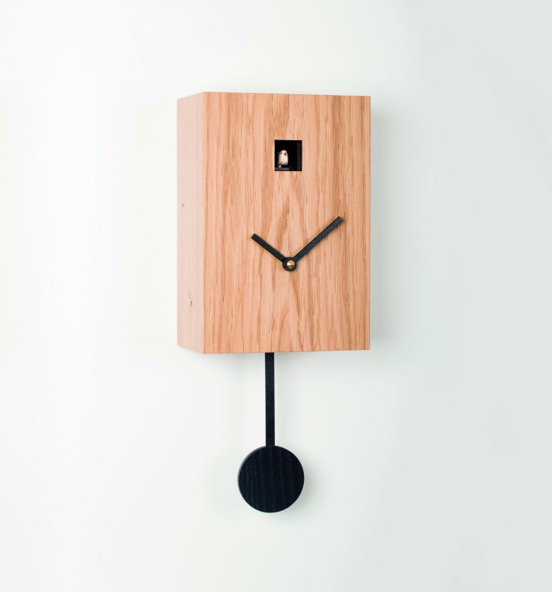 Sieben Jahre ist es her, dass Søren Henrichsen sein eigenes Label gründete. Dabei studierte der Genfer mit dänischen Wurzeln eigentlich Internationale Beziehungen und Wirtschaft bevor er sich ganz dem Entwerfen schöner Dinge widmete. Die neu interpretierte Kuckucksuhr «Hansruedi» ist einer seiner Bestseller und wird in Genf von Hand gefertigt. Sie überrascht trotz ihrer Schlichtheit mit technischer Raffinesse: Ein Lichtsensor sorgt dafür, dass der Vogel bei Dunkelheit still bleibt. SØREN HENRICHSEN.