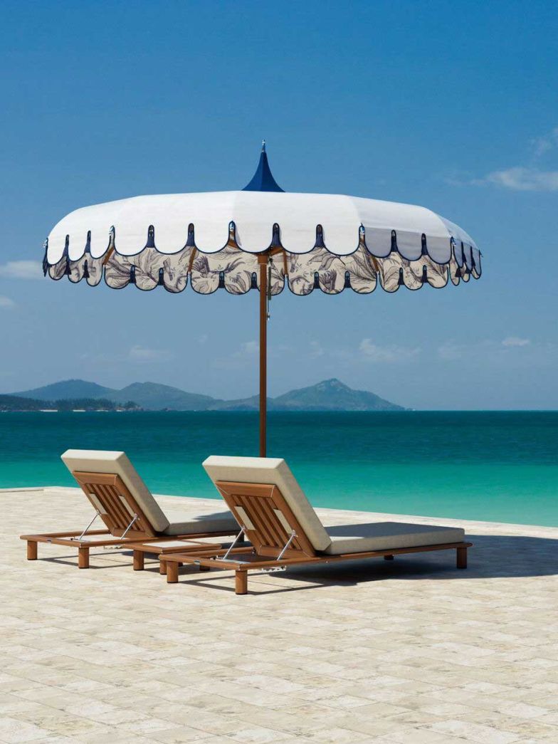 Der Sonnenschirm «Ocean Master MAX Voilare» vereint elegante Leichtigkeit und technische Raffinesse mit den sechzehn sanft geschwungenen Streben und einem weich fallenden Muschel-Volant. Mit einer kontrastierenden Oberkappe und einem «Softcape»-Innenseite erinnert der Sonnenschirm an entspannte Tage am Meer.