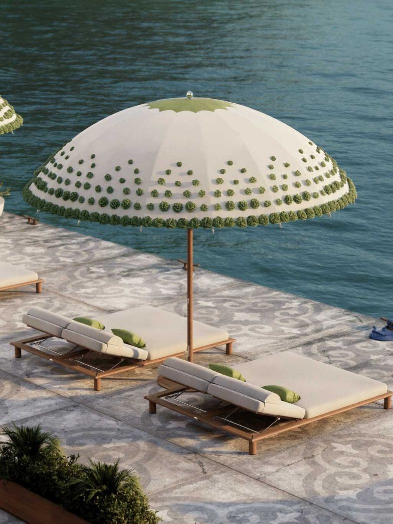 Der «Ocean Master MAX Bolero Ombré Blossom» interpretiert die klassische Sonnenschirmform mit einem ausdrucksstarken, künstlerischen Flair. Ein Doppeltuch mit wellenförmiger Kante und 336 handgetufteten Blüten macht ihn zum skulpturalen Mittelpunkt jeder Outdoor-Landschaft.