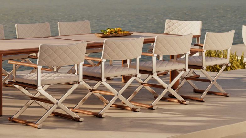 «Canyon Crue» verkörpert anspruchsvolles Sitzen mit architektonischer Raffinesse. Das zentrale Kronenschrauben-Design in Kombination mit dem ikonischen X-Rahmen des 15. Jahrhunderts verleihen dem Outdoorstuhl eine elegante, skulpturale Präsenz.