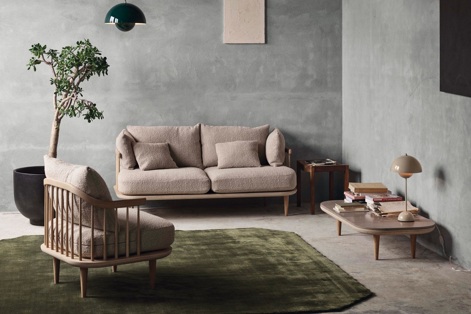 Schöner lässt sich klassisches dänisches Design wohl nicht interpretieren: Das Gestell der Sessel- und Sofakollektion Fly wird von Hand aus Eiche gefertigt und anschliessend mit weiss pigmentiertem oder geräuchertem Öl behandelt. So altert das Möbelstück auf edle Art. &Tradition.