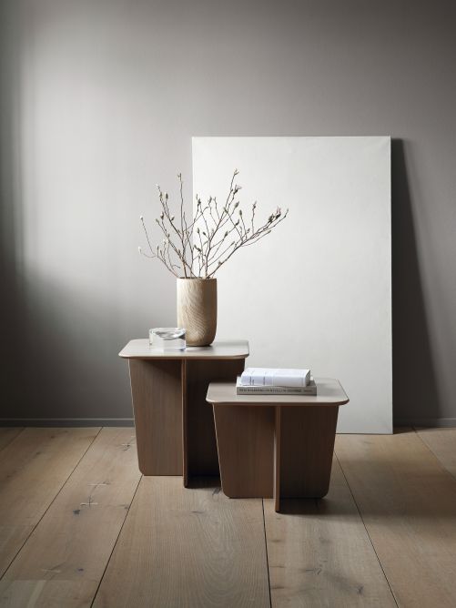 Als unaufgeregt elegant könnte man die Beistelltische bezeichnen, die 2019 entstanden sind. Gefertigt aus Naturstein, verleihen ihre einfachen geometrischen Formen der Serie «Tableau» etwas Graziles. Fredericia.