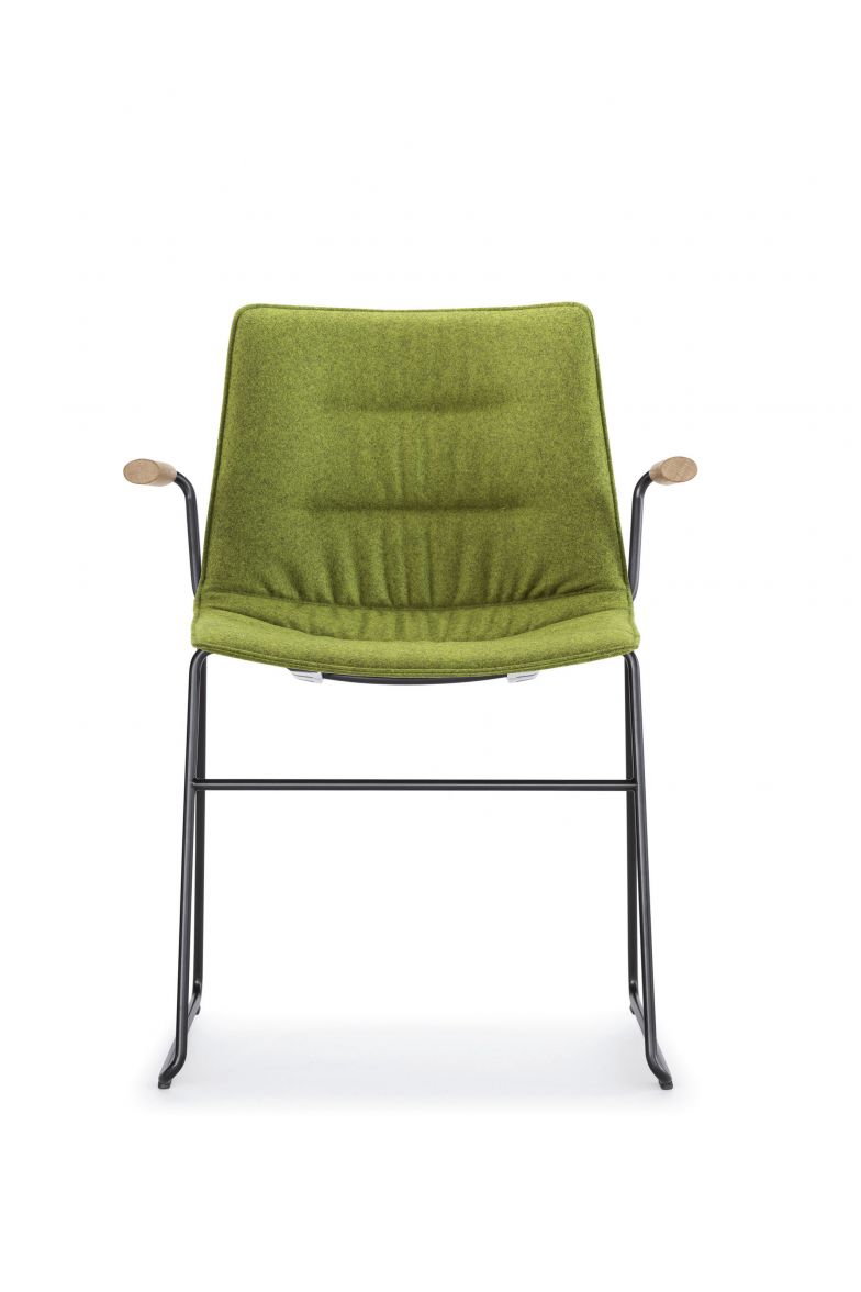 Dank der jahrelangen Erfahrung bei der Herstellung von Sitzmöbeln im Office-Bereich verwendet das Unternehmen auch bei Wohnmöbeln stark belastbare Bezugsstoffe, die eine hohe Dauerhaftigkeit garantieren. Im Bild: Schalenstuhl «Nava» von Designer Tom Deacon. 