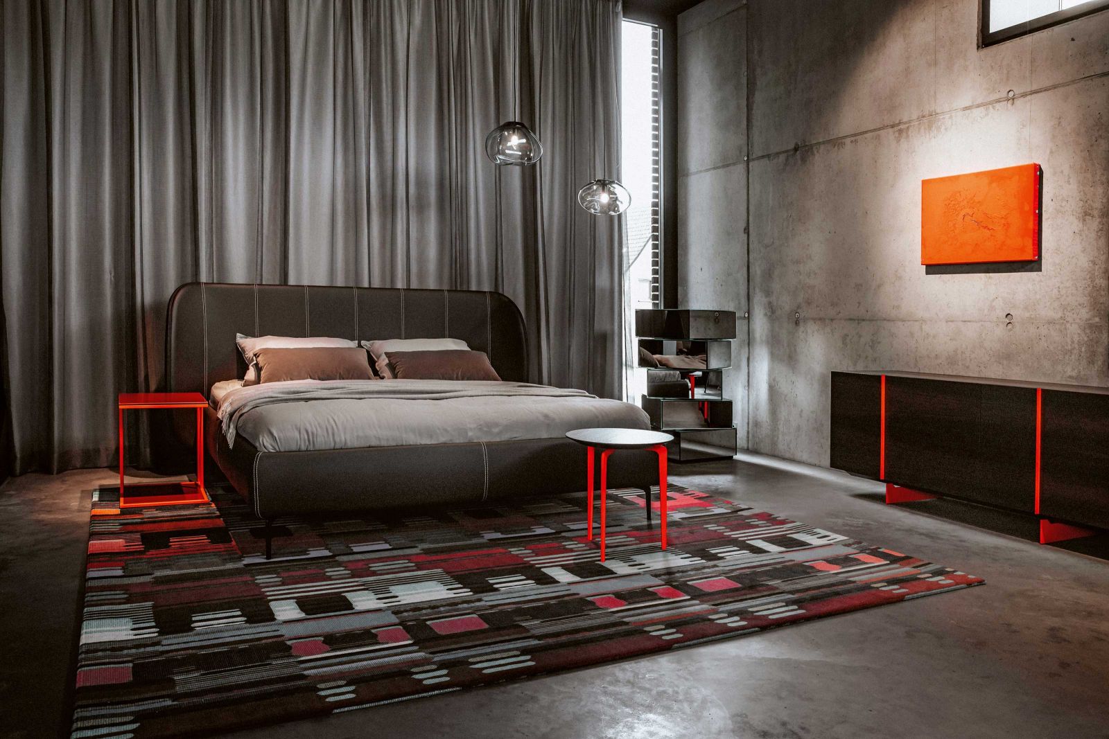 Der neugestaltete Showroom bietet einen Überblick über die zahlreichen Konfigurationsmöglichkeiten der modularen Systemmöbel für die verschiedenen Wohnbereiche. Im Mittelpunkt steht das System «Soma», das dank magnetischer, auswechselbarer Frontverkleidungen jeden gewünschten Stil widerspiegeln kann. Foto: Ingo Rack.