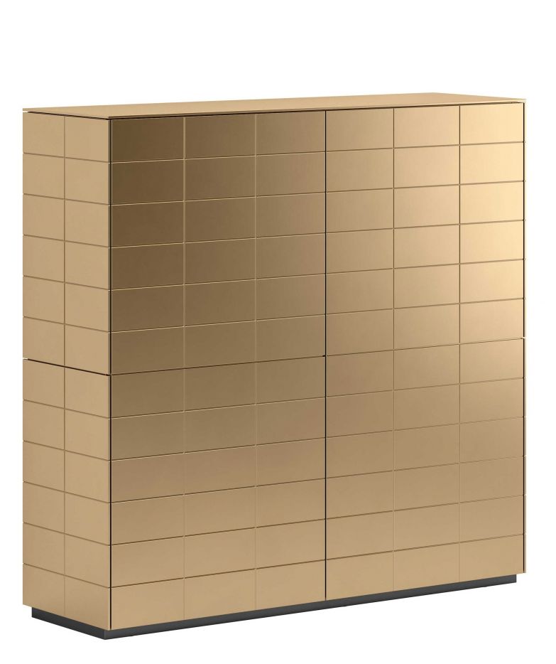 «Soma» – ein System, mehrere Stile: Als Highboard der «Soma Edition» in Lack Messing, als rubinfarbenes Sideboard mit leuchtrotem Untergestell oder als Sideboard mit einer Betonoberfläche, die erst diesen Herbst präsentiert wurde. Foto: Ingo Rack.