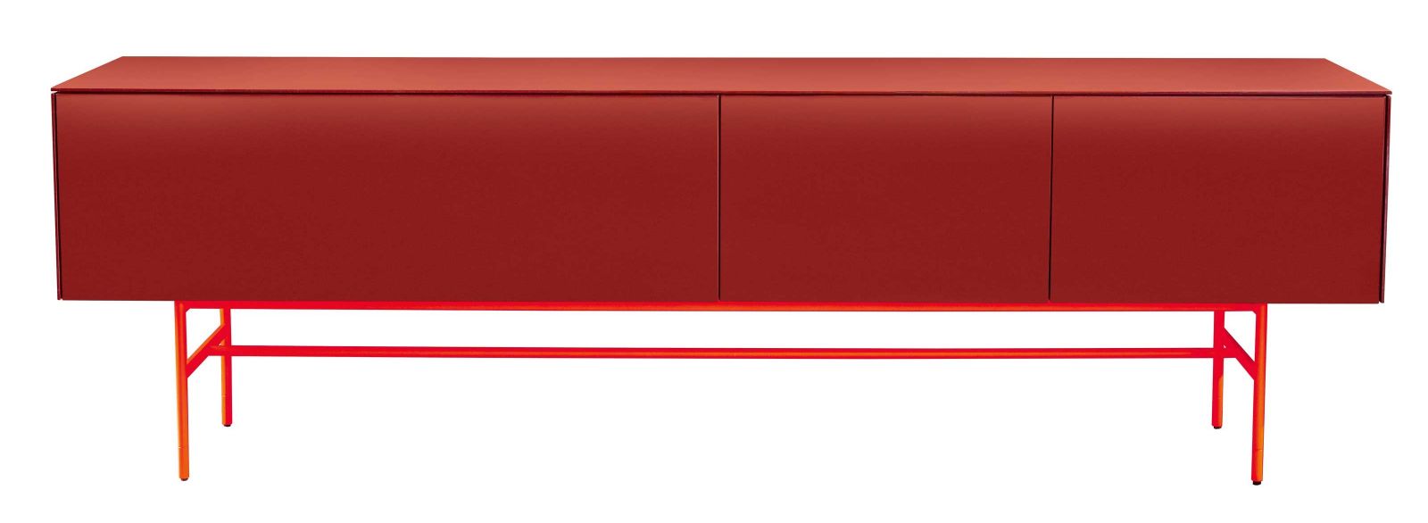 «Soma» – ein System, mehrere Stile: Als Highboard der «Soma Edition» in Lack Messing, als rubinfarbenes Sideboard mit leuchtrotem Untergestell oder als Sideboard mit einer Betonoberfläche, die erst diesen Herbst präsentiert wurde. Foto: Ingo Rack. 