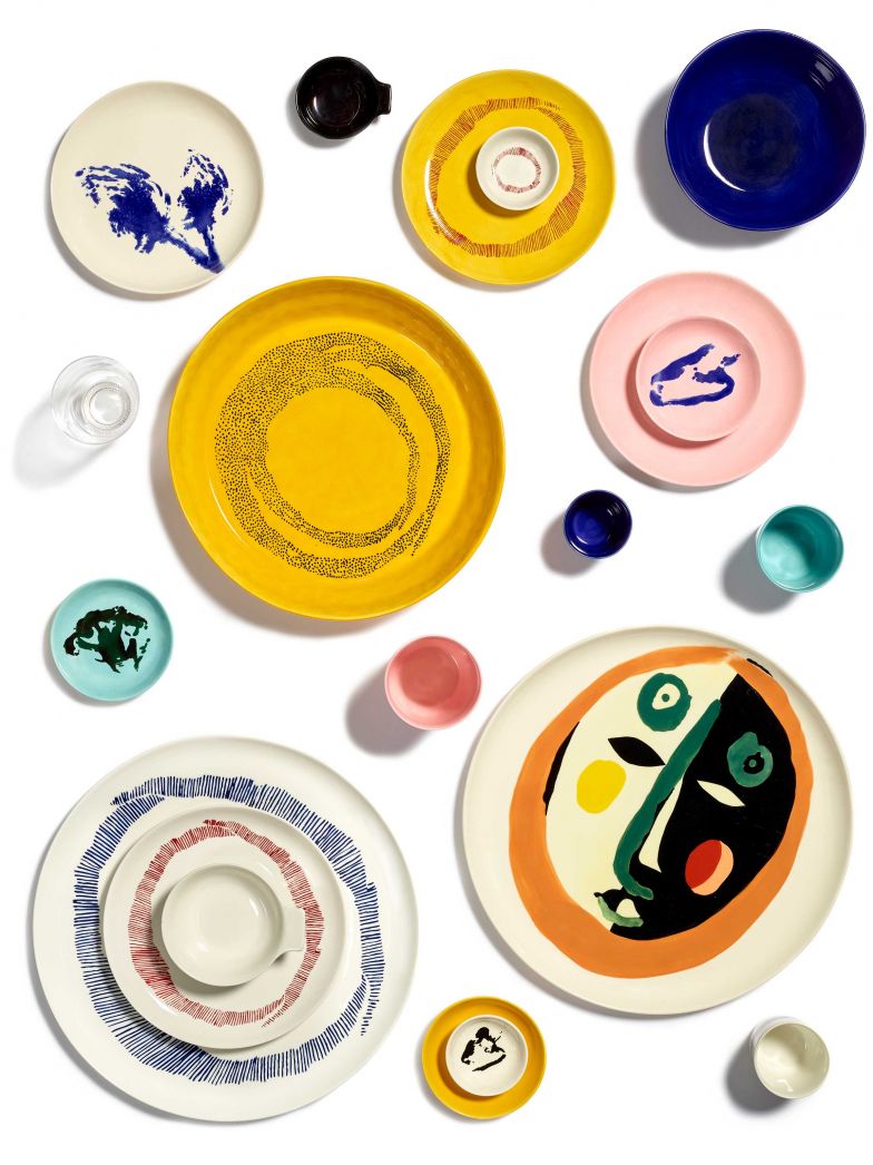 Das prägende Element ist ein schwungvoller, O-förmiger Pinselstrich, gepaart mit Gemüse-Motiven. 