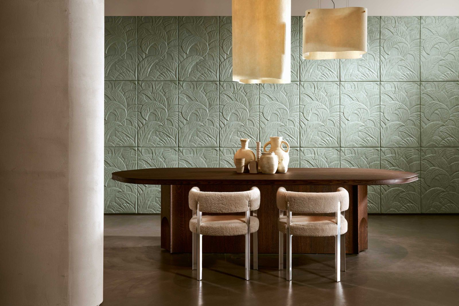 Wie ein Blättermeer zieren beim Motiv «Medjoul» die Palmblätter der gleichnamigen Dattelpalme die Wand. Durch die verwendete Technik erhält das fliesenförmige Muster ein tiefes Relief, was das Motiv lebendig wirken lässt.