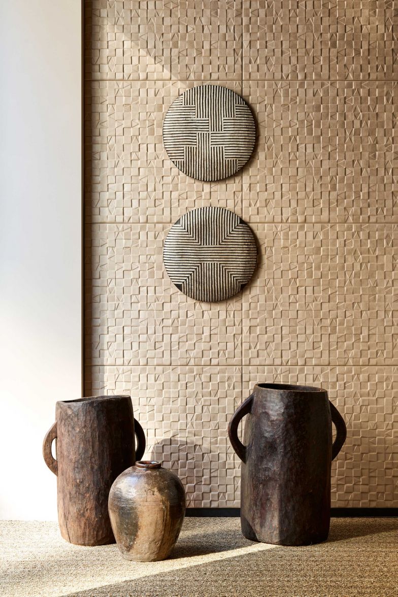 Die vierte und auch schlichteste Linie aus der «Babylon»-Kollektion heisst «Adobe» und spielt mit unregelmässigen Quadraten und Dreiecken, die einen geometrischen und spielerischen Effekt erzeugen. 