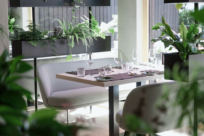 Da Heimatliebe durch den Magen geht, stehen auch Klassiker wie Keesknöpfli oder Sura Kees auf der Speisekarte. Die Aromen der Montafoner Bergwelt können sich die Gäste...