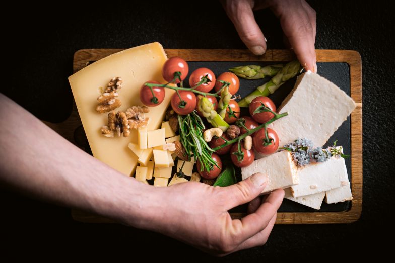 ...im Rahmen der inkludierten 3/4-Pension wahlweise in der Blumen-, Holz- oder Grünen Stoba oder im Spezialitätenrestaurant Kupfergrill schmecken lassen.