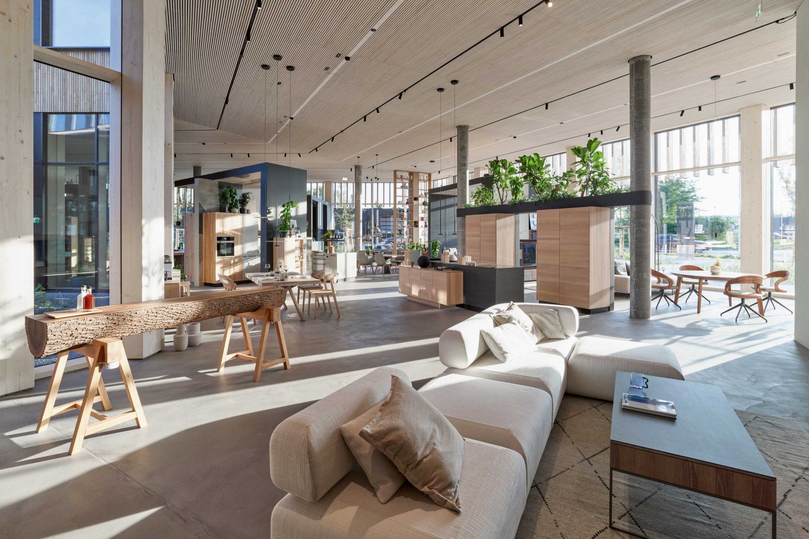 Über das Foyer gelangt man auch in den zweigeschossigen Team 7-Store – mit 1200 Quadratmetern der grösste seiner Art weltweit. Hier erleben BesucherInnen, was die Marke ausmacht: Handwerklich gefertigte Naturholzmöbel inszeniert im modernen Ambiente für natürliche Wohnkonzepte.