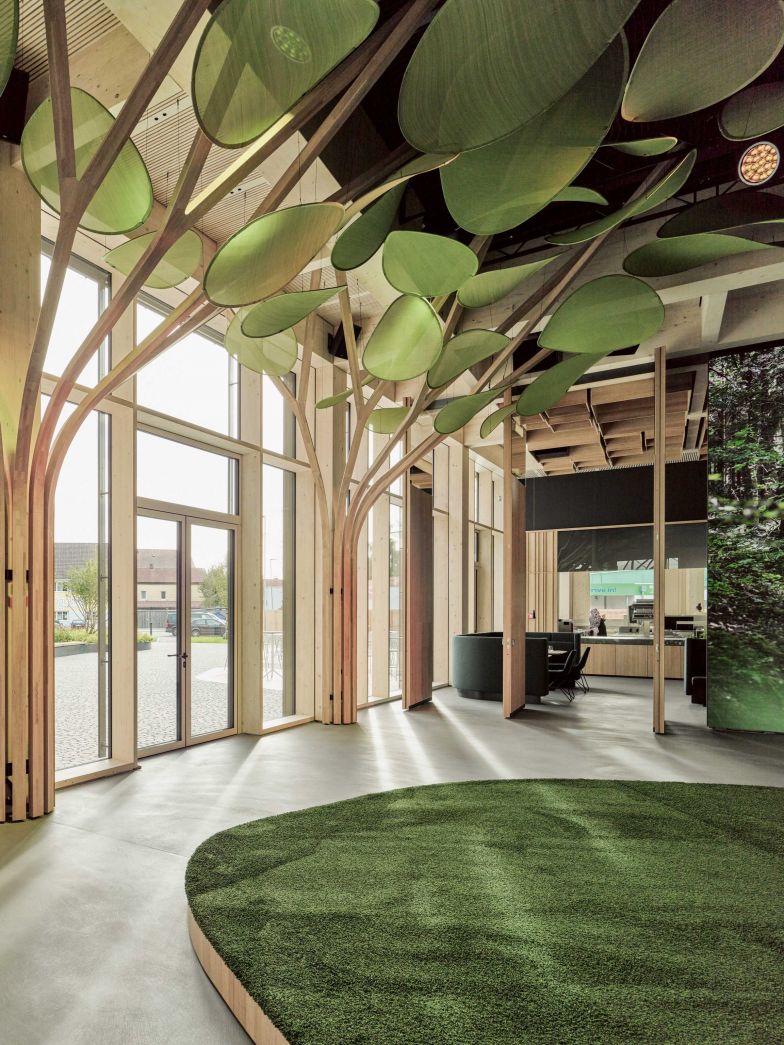 Im lichtdurchfluteten Foyer werden BesucherInnen von einem imposanten, grünen Blätterdach symbolischer Bäume empfangen. Es soll künftig für Veranstaltungen, aber auch vertiefende Ausstellungen zu den Kernthemen Nachhaltigkeit, Regionalität und dem Werkstoff Holz genutzt werden.