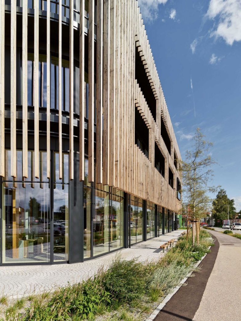 Zwei Jahre dauerte der Bau der neuen, 6100 Quadratmeter grossen Team 7-Welt. Eine durchgängige Lamellenfassade aus Fichtenholz reguliert die Sonneneinstrahlung in dem vierstöckigen Gebäude. Insgesamt wurden 5500 Festmeter Nadelholz verbaut, davon etwa 20 Prozent aus dem nahegelegenen, eigenen Wald. 