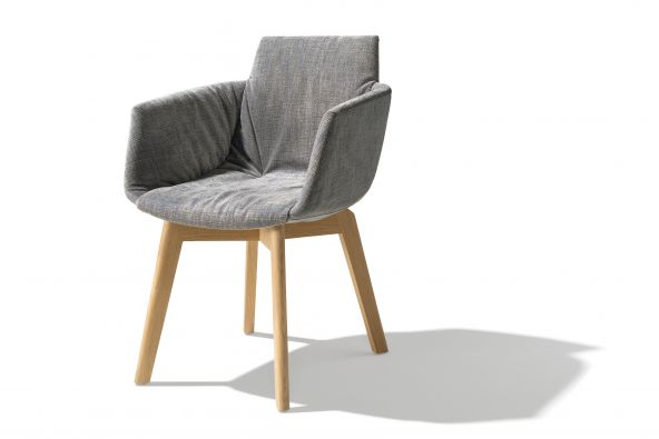 «Grand Lui» ist der grosse Bruder des erfolgreichen Stuhls «Lui» und perfektioniert den Sitzkomfort mit seinen Armlehnen. In verschiedenen Holzarten, mit Stoff und Leder sowie mit unterschiedlichen Fussgestellen erhältlich.