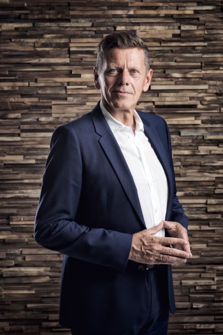 Dr. Georg Emprechtinger übernahm 1999 die Geschäftsführung und ist seit 2006 alleiniger Eigentümer des Unternehmens. «Mein Anspruch für Team 7 ist, Natur, Design und Technik so zu vebinden, dass Möbel mit Seele und Charakter entstehen.»