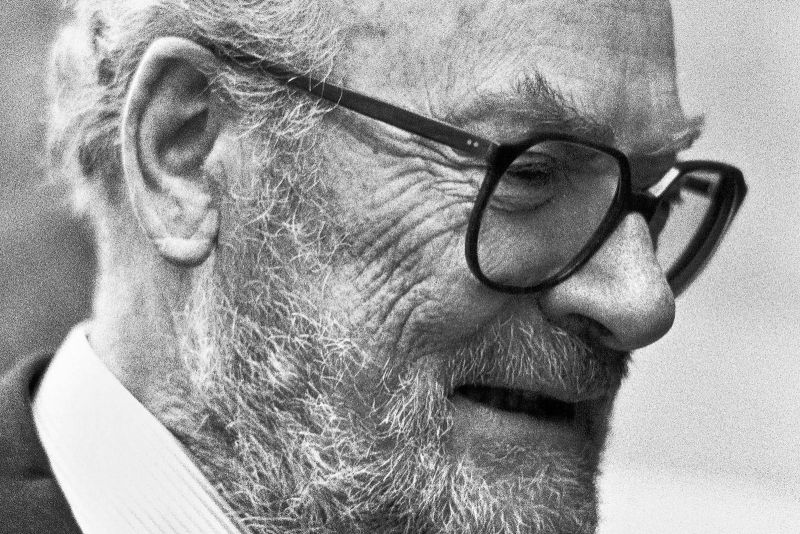 «Ohne Kunst ist um mich das Leben fad», sagte Teo Jakob, der enge Beziehungen zu KünstlerInnen pflegte. In seinen Showrooms waren stets ­Werke aus der hauseigenen Sammlung zu sehen, darunter kunstvolle Siebdruckplakate, die das Unternehmen von Beginn an begleiteten.