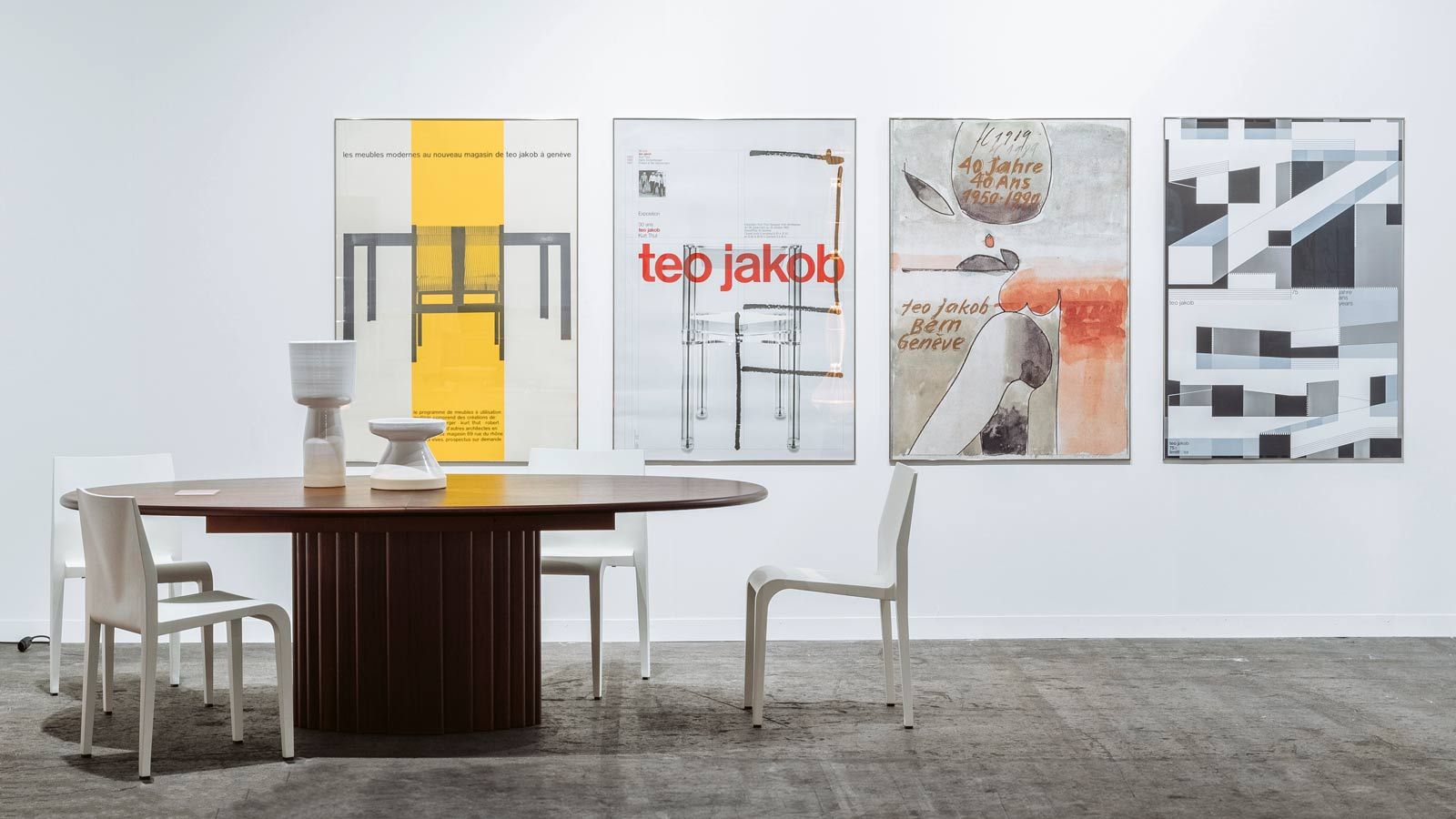 Im Rahmen der Art Genève zeigte Teo Jakob eine Reihe von Plakaten, unter ihnen das Jubiläumsplakat. Auf dem Foto (v.l.) sind Plakate von Alfred Hablützel, Roger Pfund und Franz Eggenschwiler zu sehen. Foto N. Schopfer.