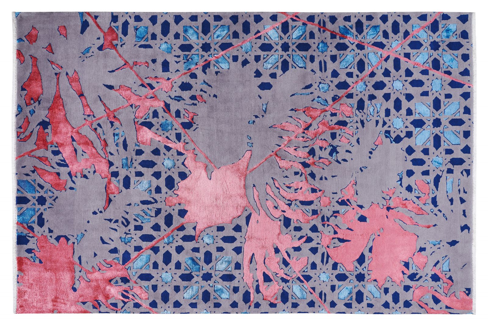 Hauptaspekt des exotischen Designs von «Golkash Rust» war die Zusammenführung von floralen und geometrischen Mustern. Der Teppich erzählt die Geschichte einer Blume, die in voller Schönheit aufblüht und sich zeigt.