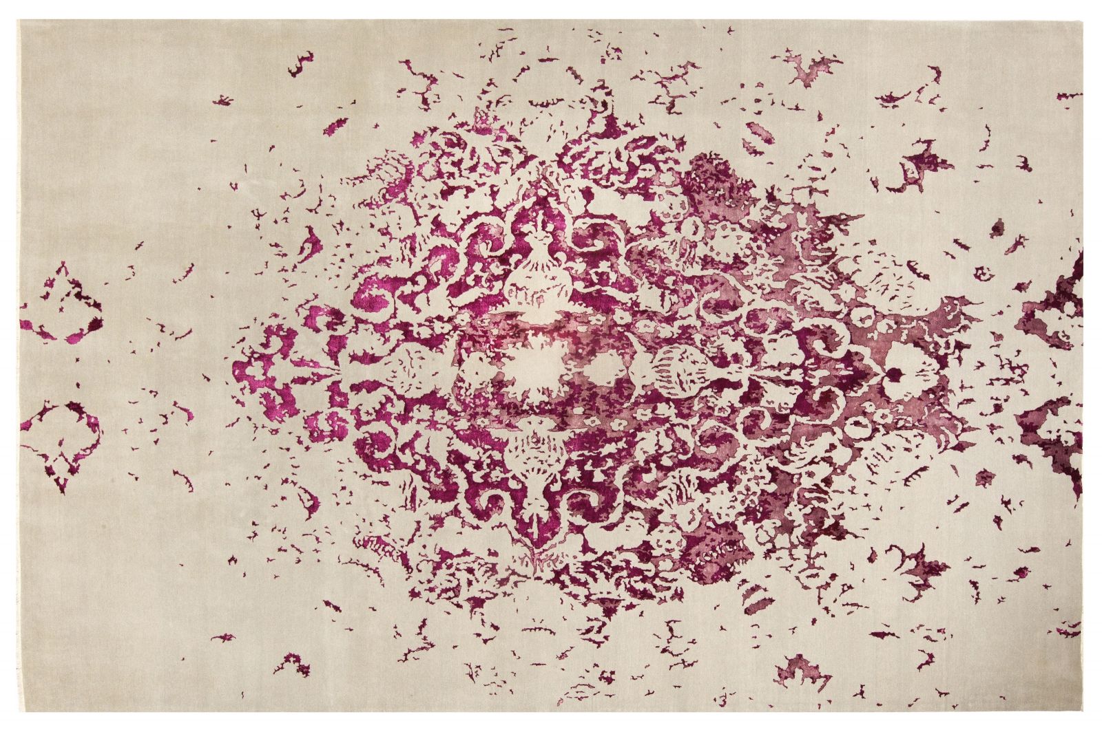 Mit seinem ersten Erfolgsmodell «Tabriz» gewann Rezvani gleich zwei Auszeichnungen – den Red Dot Design Award 2011 und den German Design Award 2013. Er nennt es «den explodierten Teppich»: Bloss ein grosses, nach aussen drängendes Ornament ist zu sehen, der Rest des Musters scheint verloren.