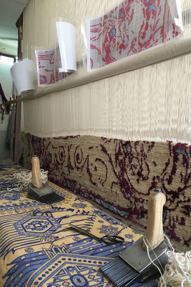 Für die Teppiche werden Kork- und Hochlandwolle aus dem Iran und Seide aus China verarbeitet, die vorher mit Naturfarben gefärbt wurden. Jedes Stück wird in aufwändiger Handarbeit nach jahrhundertealter Handwerkskunst geknüpft.