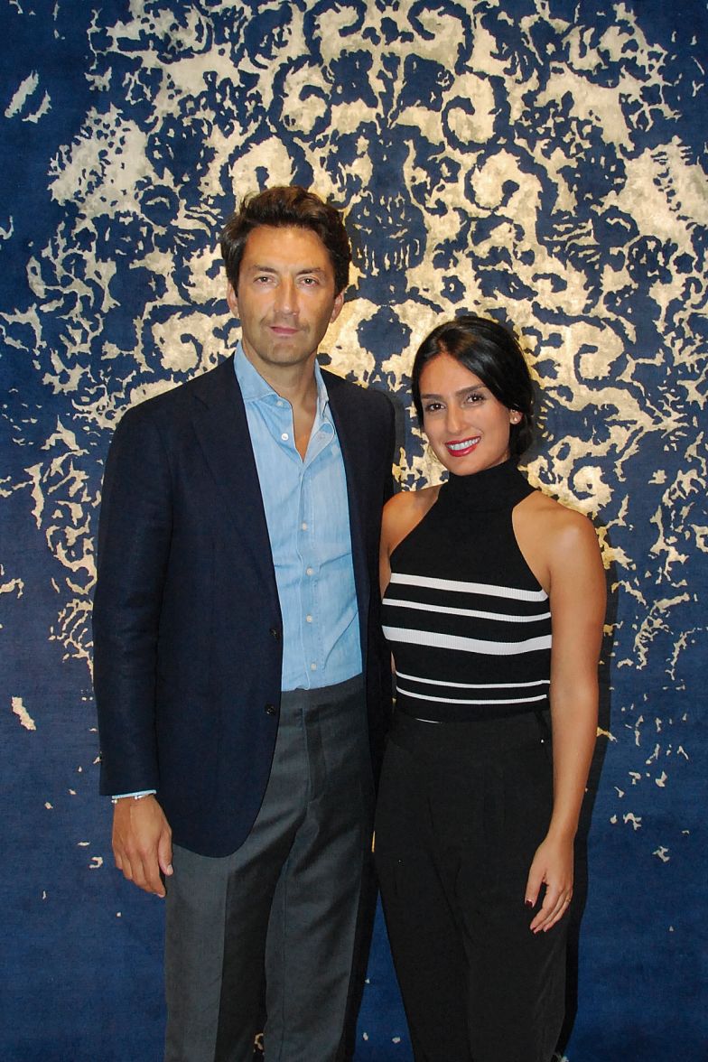 Hossein Rezvani, Designer der 21st Century Persian Carpets, und Negin Khodarahm, Mitinhaberin der Firma Negra Carpet & Home. Sie verbindet die gemeinsame Herkunft und die Leidenschaft für Teppiche. Das sind die perfekten Grundlagen für eine Zusammenarbeit, die bereits seit sieben Jahren anhält. Beide Familien handeln seit mehreren Generationen mit Teppichen. Im Hintergrund Teppich «Tabriz».