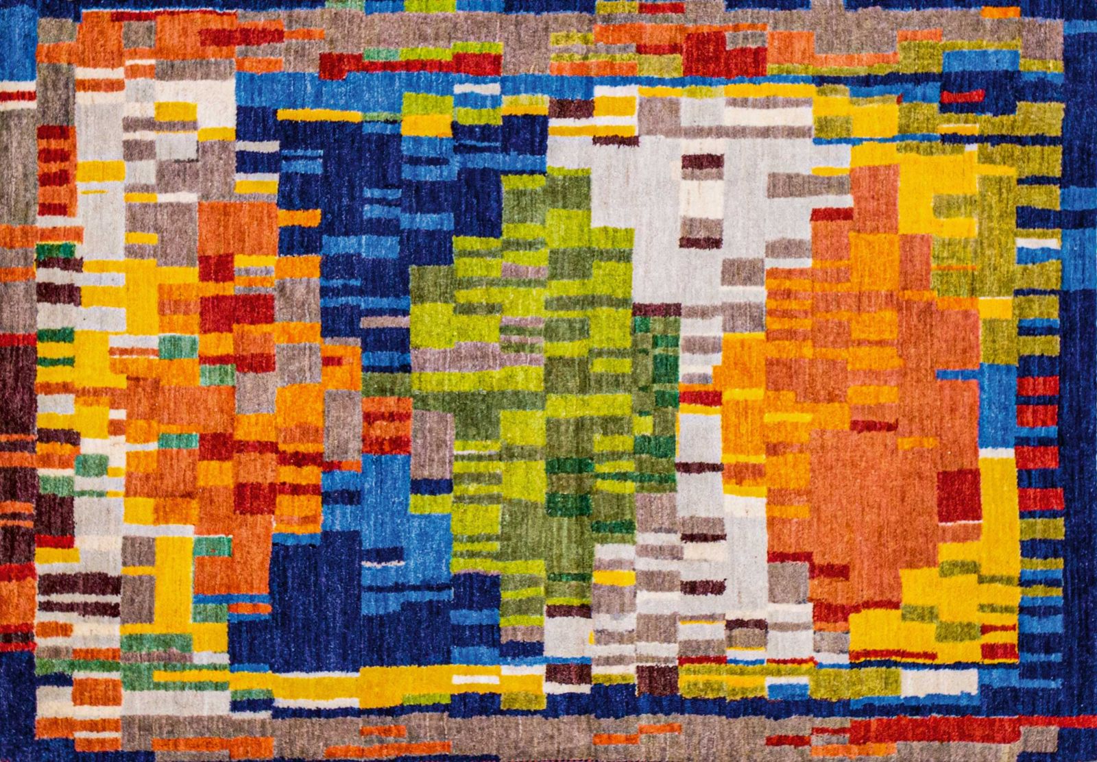 Gabbehs sind traditionell ausdrucksstark ohne figürlich zu sein. «The Glitch Gabbehs Collection» spiegelt diese Tradition und schafft mit verzerrten digitalen BIldern eine neue Teppichkunst.