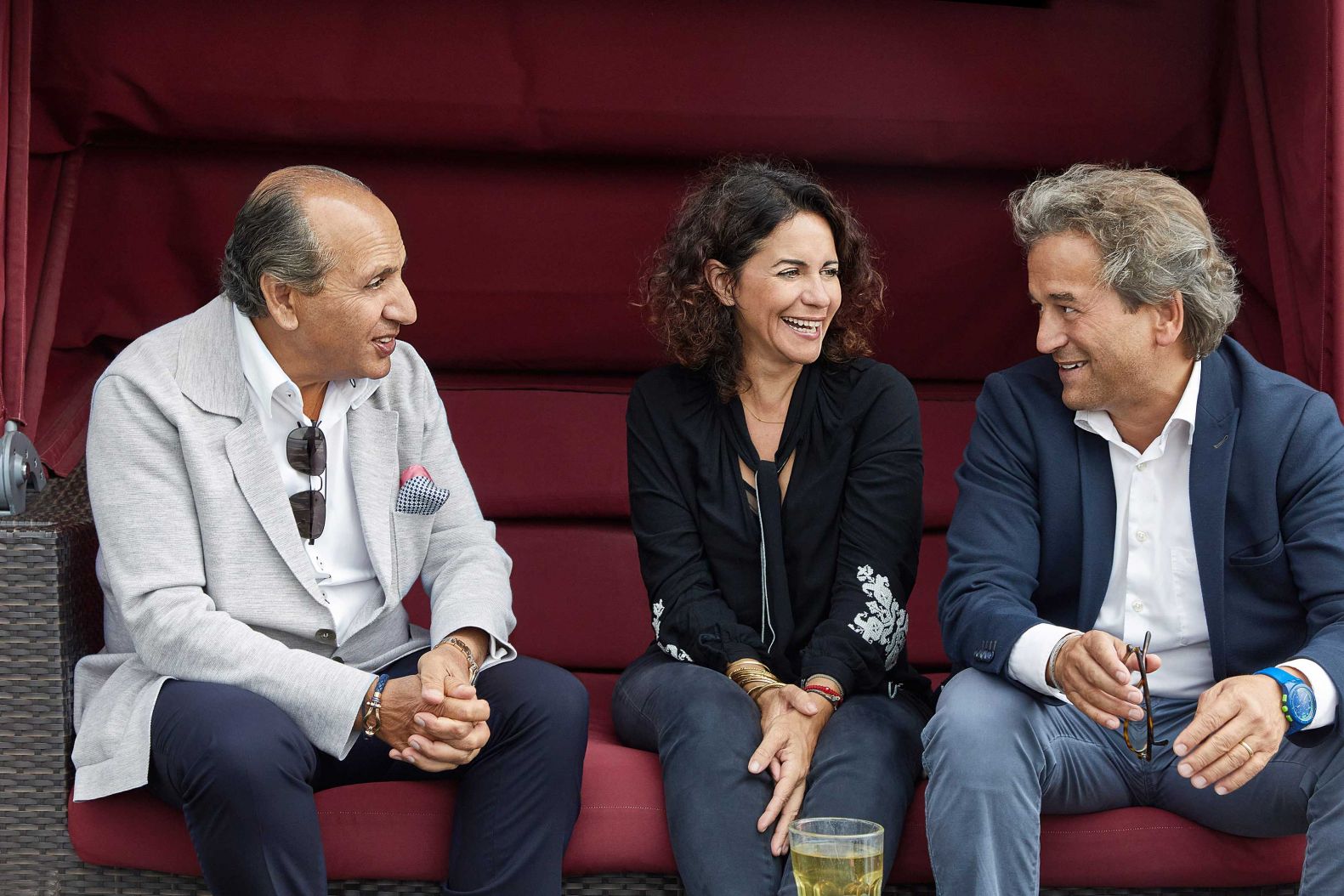 «Die persische Kultur hat über tausende Jahre ihre Ausdruckskraft bewahrt. Deshalb war für uns beide der Anspruch, eine zeitlos geltende Textilkollektion zu entwickeln, wirklich eine außergewöhnliche Challenge», sagt Camilla Fischbacher über ihre Arbeit mit Hadi Teherani. Das Foto zeigt die beiden zusammen mit Michael Fischbacher (rechts), CEO von Christian Fischbacher.