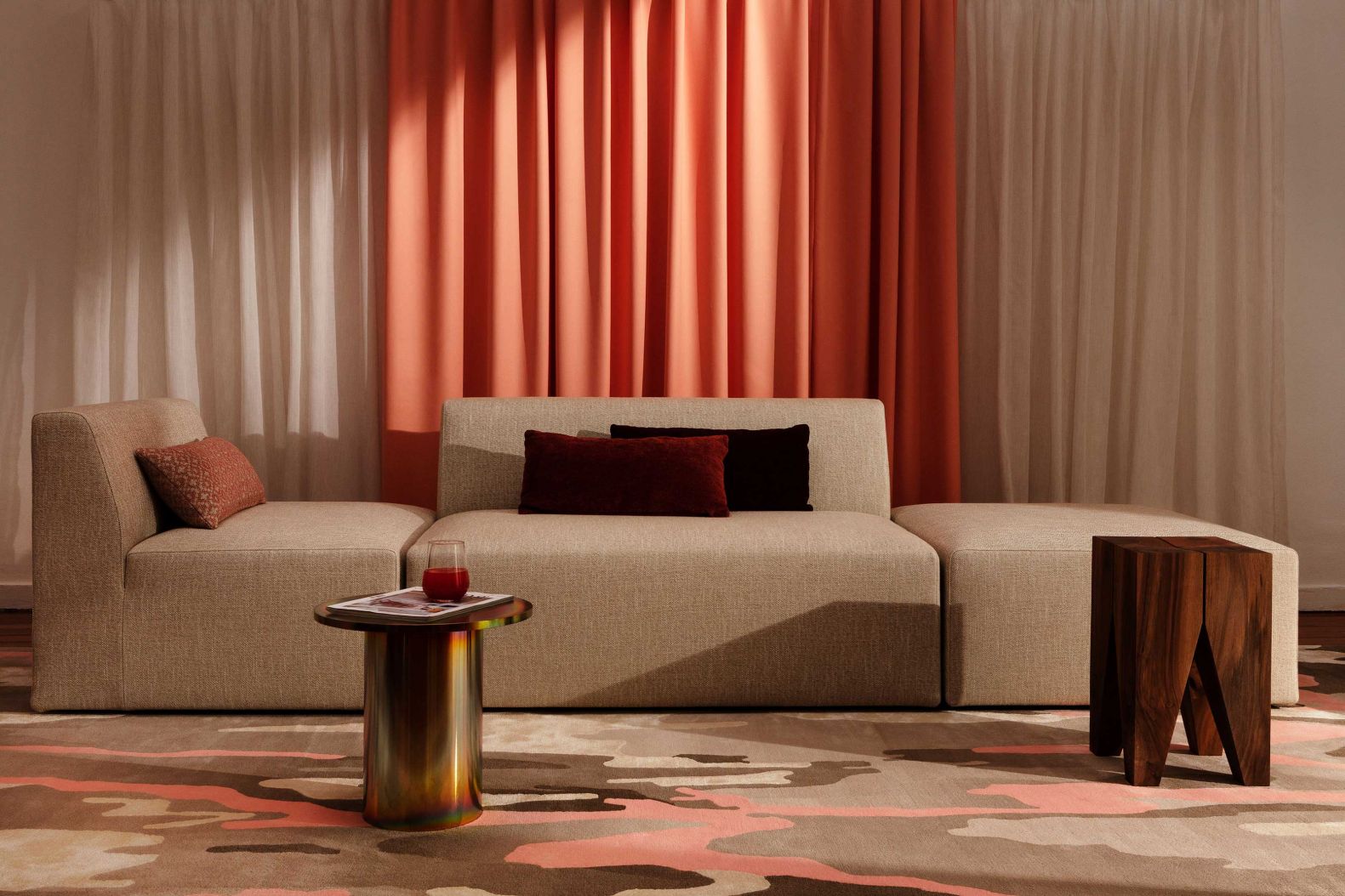 Erstmalig waren die Textilien, die wohlklingende Namen wie «Roya», «Dasht» oder «Aramesh» tragen, am Salone del Mobile im Showroom von Christian Fischbacher in Brera zu sehen.