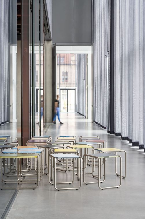 Besucher arrangieren im Museum die Hocker immer wieder neu. 