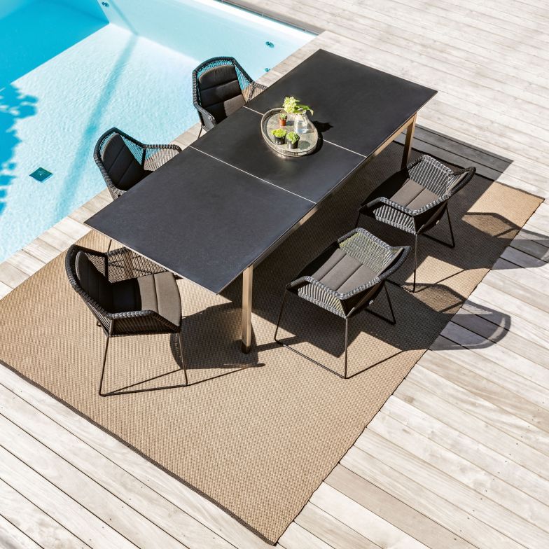 Die tiefe Naturverbundenheit spiegelt sich in allen ­Textilien wieder; sie erfüllen Terrassen, Gärten und Balkone mit einer Wohnlichkeit, wie man sie sonst nur aus Innenräumen kennt. 